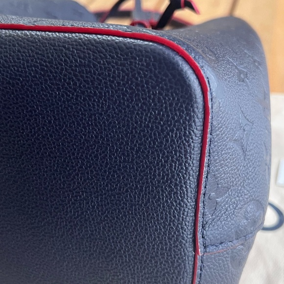 Louis Vuitton
NeoNoe Handbag Monogram Empreinte Leather MM - Picture 8 of 16